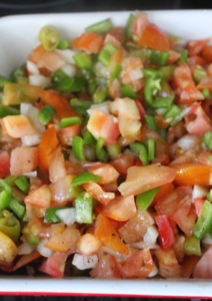 Una foto de Pico de gallo con guindillas en vinagre