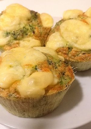 Una foto de Muffins de brócoli y puerro