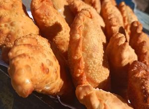 Foto principal de Empanadas de pescado de río al aire libre