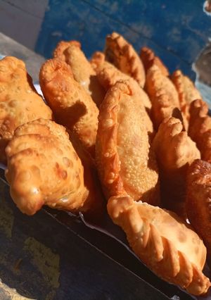 Una foto de Empanadas de pescado de río al aire libre