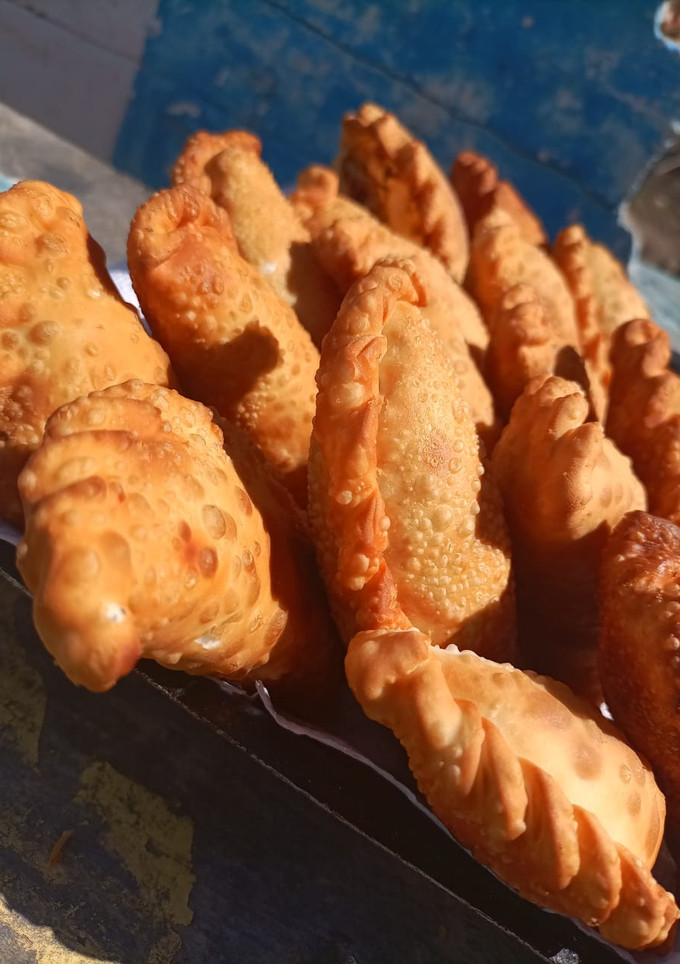 Una foto de Empanadas de pescado de río al aire libre