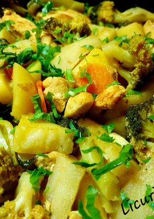 O poză a rețetei Tocanta aromată de cartofi cu pui și broccoli.