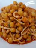 Garbanzos estofados con calamares