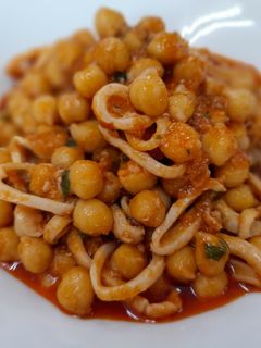 Una foto de Garbanzos estofados con calamares