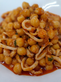 Una foto de Garbanzos estofados con calamares