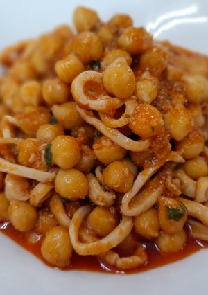 Una foto de Garbanzos estofados con calamares