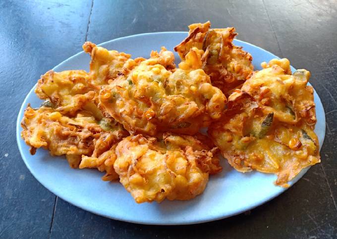 Resep: Bakwan jagung renyah &amp; empuk (garing di luar empuk di dalam) Sederhana Dan Enak