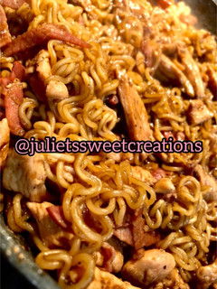 Una foto de Noodles con pollo y bacon🍜