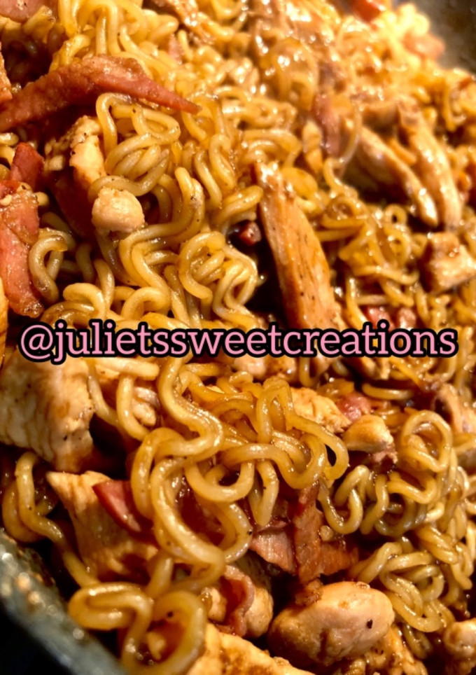 Una foto de Noodles con pollo y bacon🍜