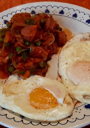 Una foto de Revuelto con salchichas y huevo frito 🍳