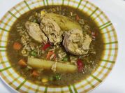 Una foto de arroz amarillo con pollo