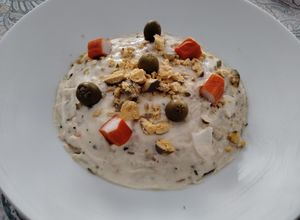 Una foto de Ensaladilla de patatas y gambas al ajillo con mayonesa de bote tuneada