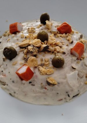 Una foto de Ensaladilla de patatas y gambas al ajillo con mayonesa de bote tuneada
