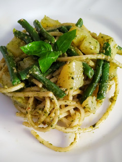 Foto di Spaghetti quadrati con pesto di basilico patate e fagiolini