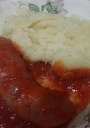 Una foto de Chorizos a la pomarola con puré