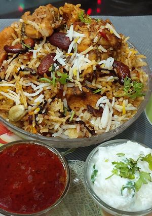 चिकन पुलाव (chicken pulav recipe in marathi) रेसिपी चे मुख्य फोटो