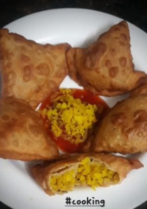 A picture of Crunchy Poha Samosa.