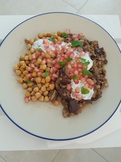 Una foto de Cordero aromático con garbanzos y aliño de yogur