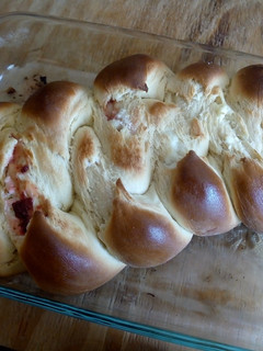 Una foto de Trenza rellena de queso crema