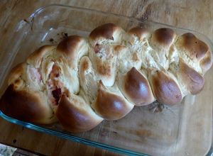 Una foto de Trenza rellena de queso crema