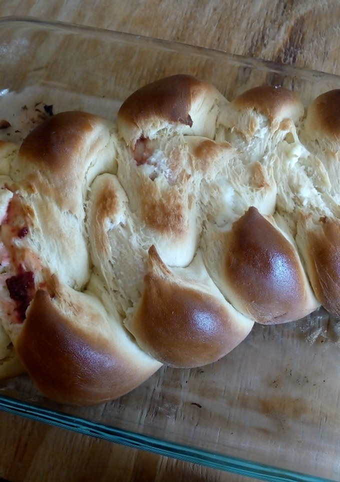 Una foto de Trenza rellena de queso crema