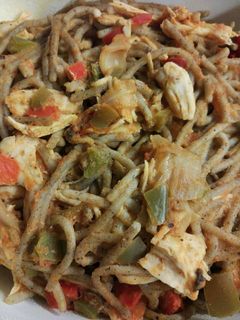 Una foto de Espaguetis con pollo y pimientos