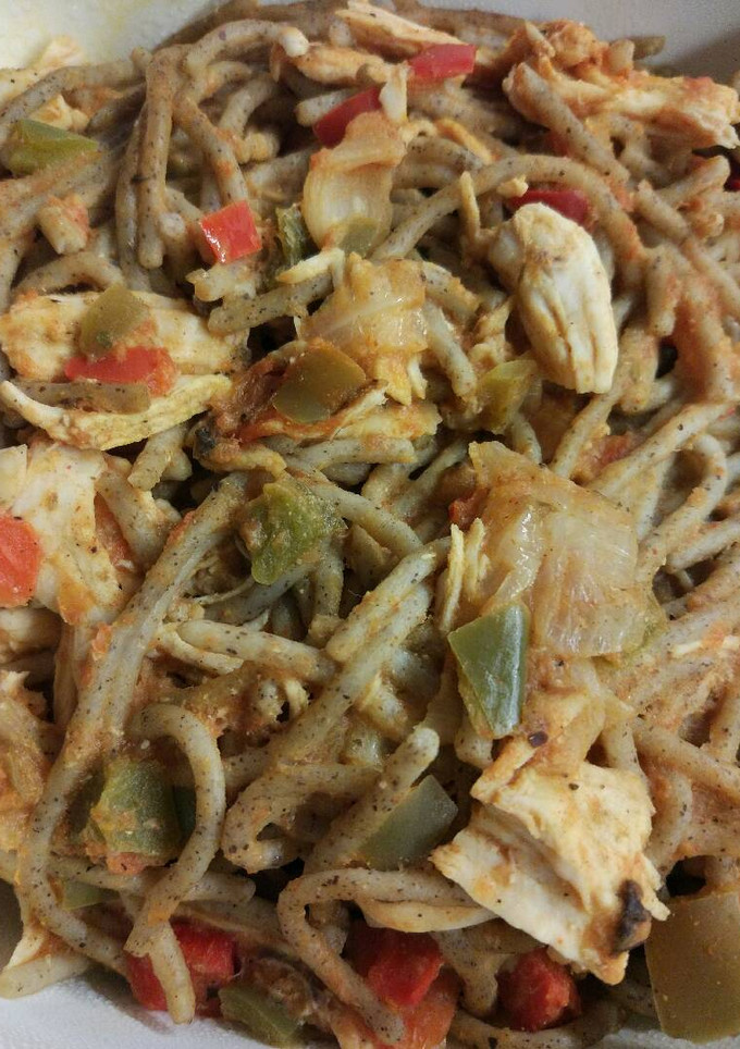 Una foto de Espaguetis con pollo y pimientos