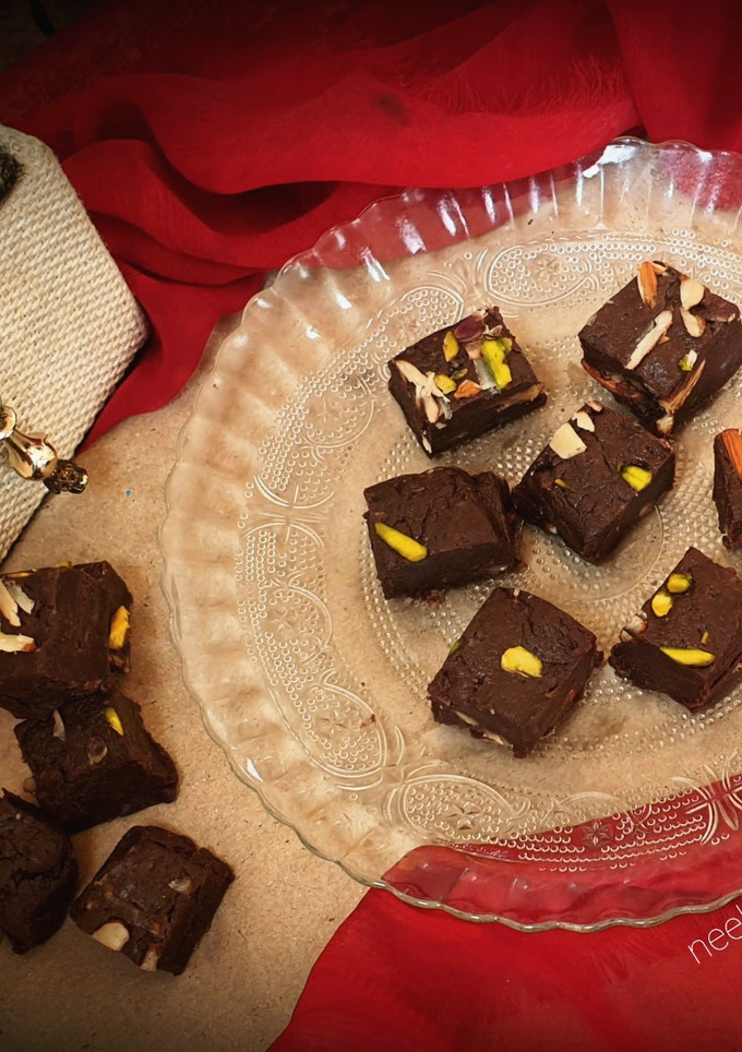 चॉकलेट बर्फ़ी (chocolate barfi recipe in Hindi) रेसिपी मुख्य फोटो