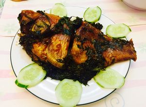 Hình của món Lá đinh lăng kho cá điêu hồng.