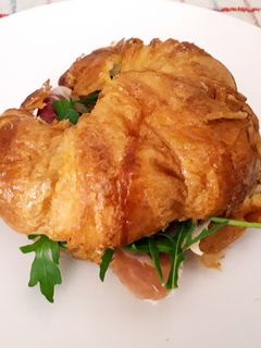 Una foto de Cruasán con jamón serrano y queso de cabra