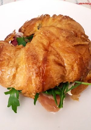 Una foto de Cruasán con jamón serrano y queso de cabra