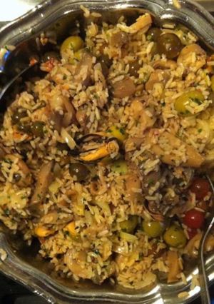 Une photo de Salade de riz aux moules olives et légumes marinés
