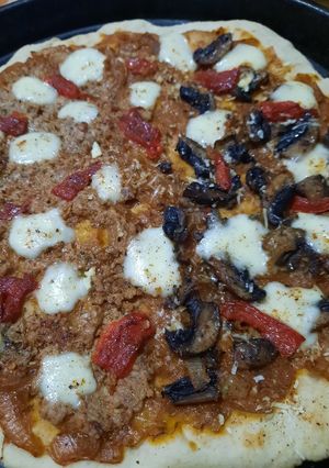 Una foto de Pizza 2 sabores: con atún y con champiñones