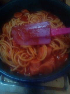 Una foto de Espagueti con salsa a los cuatro quesos con salchicha