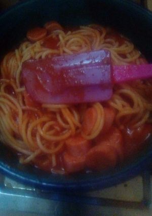 Una foto de Espagueti con salsa a los cuatro quesos con salchicha