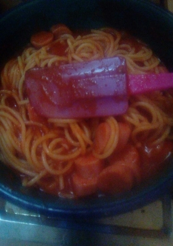 Una foto de Espagueti con salsa a los cuatro quesos con salchicha