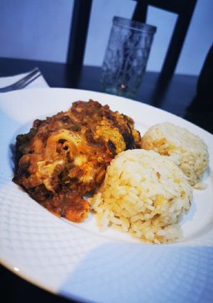 Una foto de Pasticho de plátano con arroz de ajo