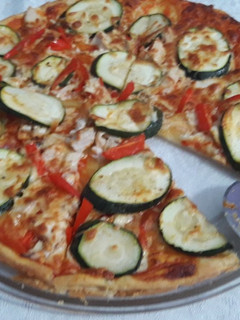 Una foto de Pizza de pollo y verduras