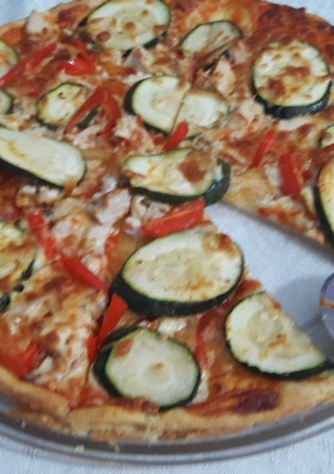 Una foto de Pizza de pollo y verduras