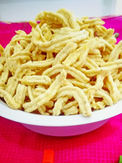ચંપા કલી ગાંઠીયા (Champakali Gathiya Recipe In Gujarati) રેસીપી મુખ્ય ફોટો