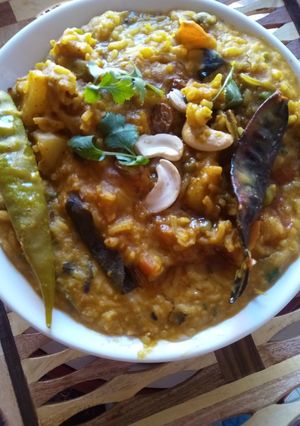 बंगाली मूंग दाल खिचड़ी (Bangali moong dal khichdi recipe in Hindi) रेसिपी मुख्य फोटो