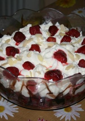 Φωτογραφία της συνταγής Trifle με brownie και βατόμουρα