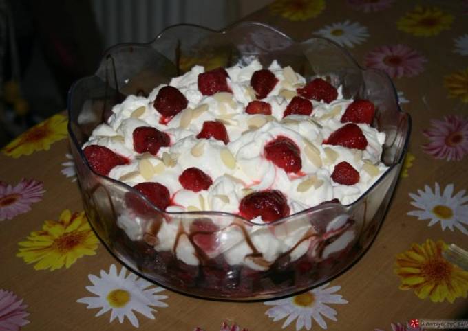 κύρια φωτογραφία συνταγής Trifle με brownie και βατόμουρα