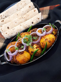 ढाबा स्टाइल ड्राई एग मसाला (Dhaba style dry egg masala recipe in Hindi) रेसिपी मुख्य फोटो