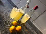 Una foto de pisco sour limón