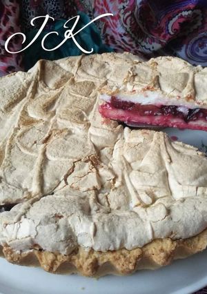 Zdjęcie przepisu Tarta ze śliwkami i bezą.