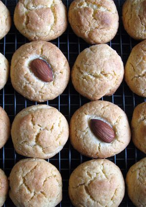 A picture of Almond Cookies.