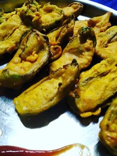 सिमला मिरची पकोडा (shimla mirchi pakoda recipe in marathi) रेसिपी चे मुख्य फोटो
