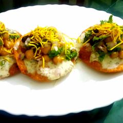 Crispy aloo tiki chaat A picture of Crispy aloo tiki chaat.