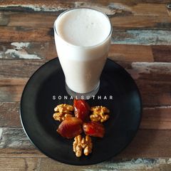 A picture of Dates and walnuts Milkshake.